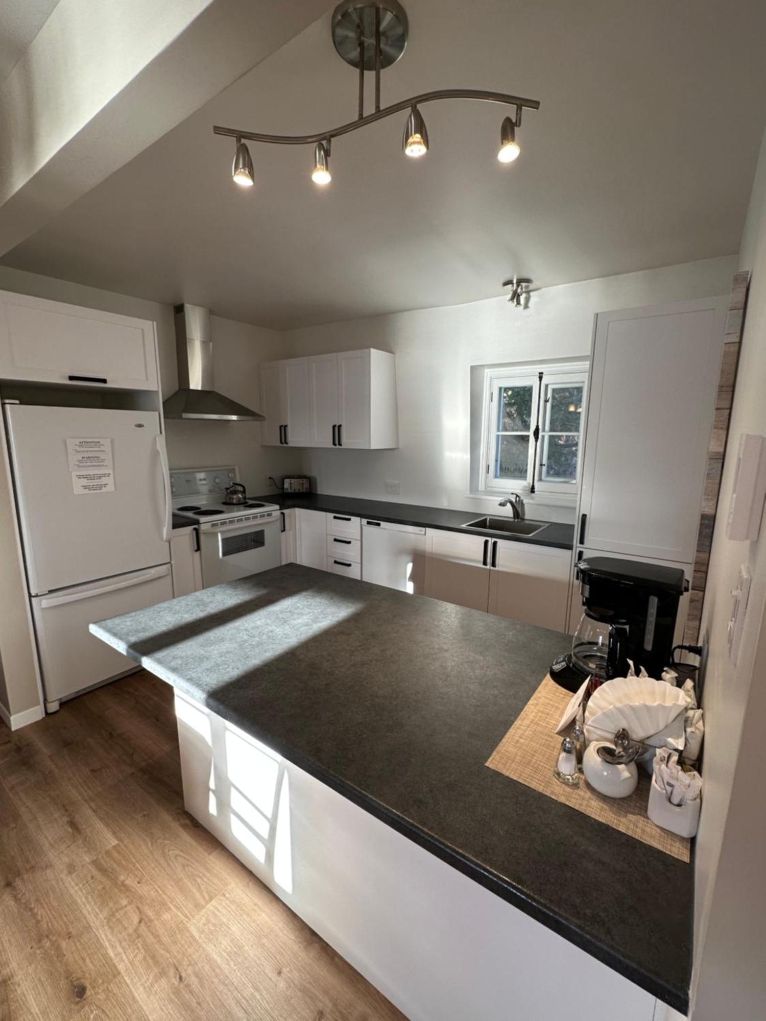 Goeliche Hotel Et Appartement Saint-Laurent-de-l'ile d'Orleans Bagian luar foto