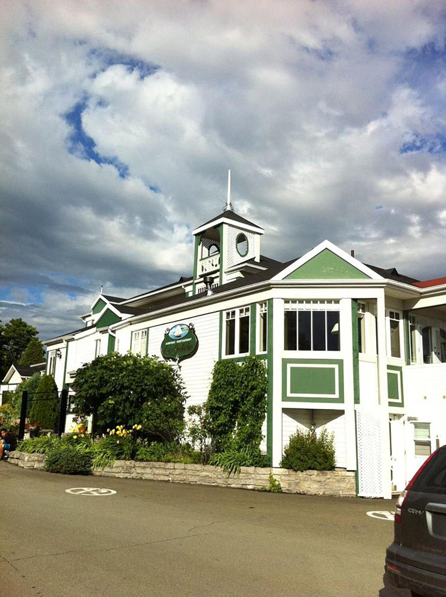 Goeliche Hotel Et Appartement Saint-Laurent-de-l'ile d'Orleans Bagian luar foto